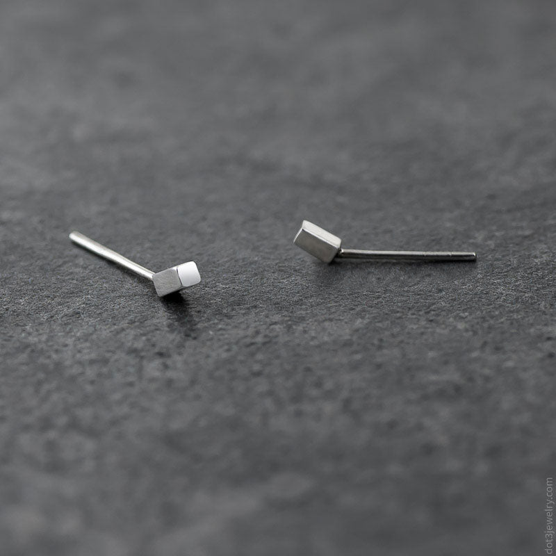 .324 MY 7PM DATE | STUD PAIR